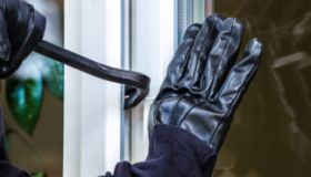Si presenta come distinto signore e scappa con la cassa