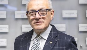 Per favore, ditegli di smettere! Secondo voi, a chi ci riferiamo?